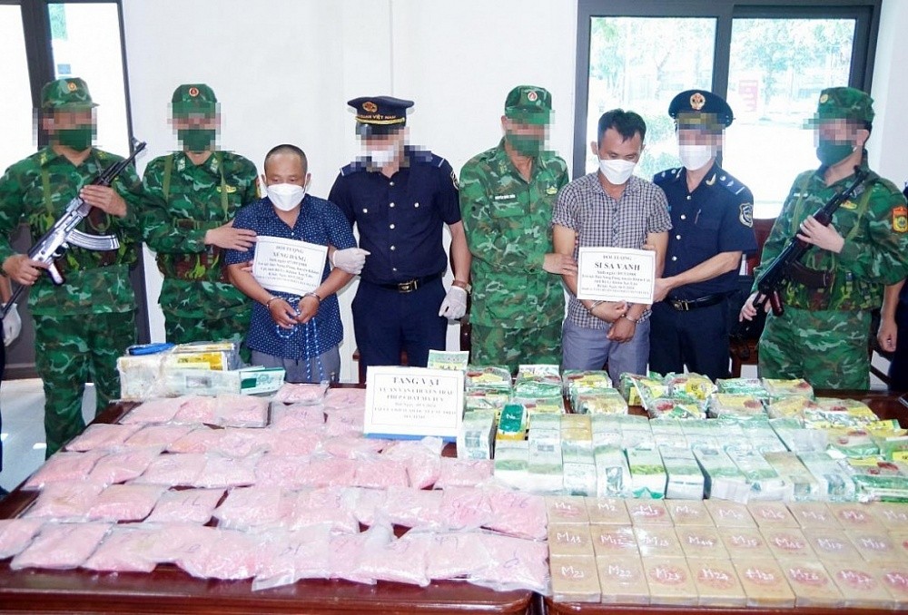 Hai đối tượng Xeng và Sisavanh YongYaerlor cùng tang vật ma túy bị Hải quan - Biên phòng Cầu Treo bắt giữ ngày 9/5/2024. Ảnh: Thế Mạnh